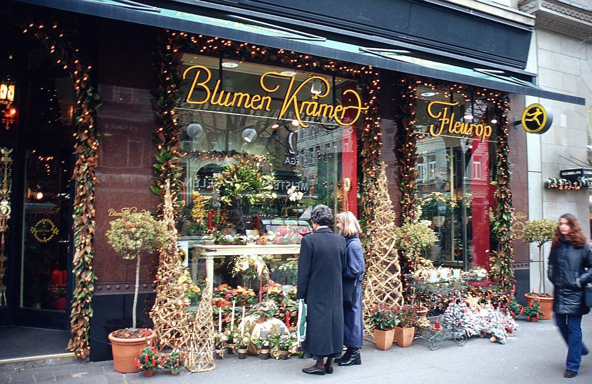 Имя витрина. Витрина цветочного магазина. Витрины цветочных магазинов в Европе. Цветочный магазин в Америке. Оформление витрины цветочного магазина.
